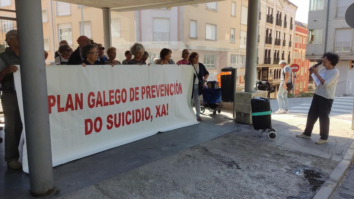 Parte de los concentrados, ayer en el centro de salud de Cangas.