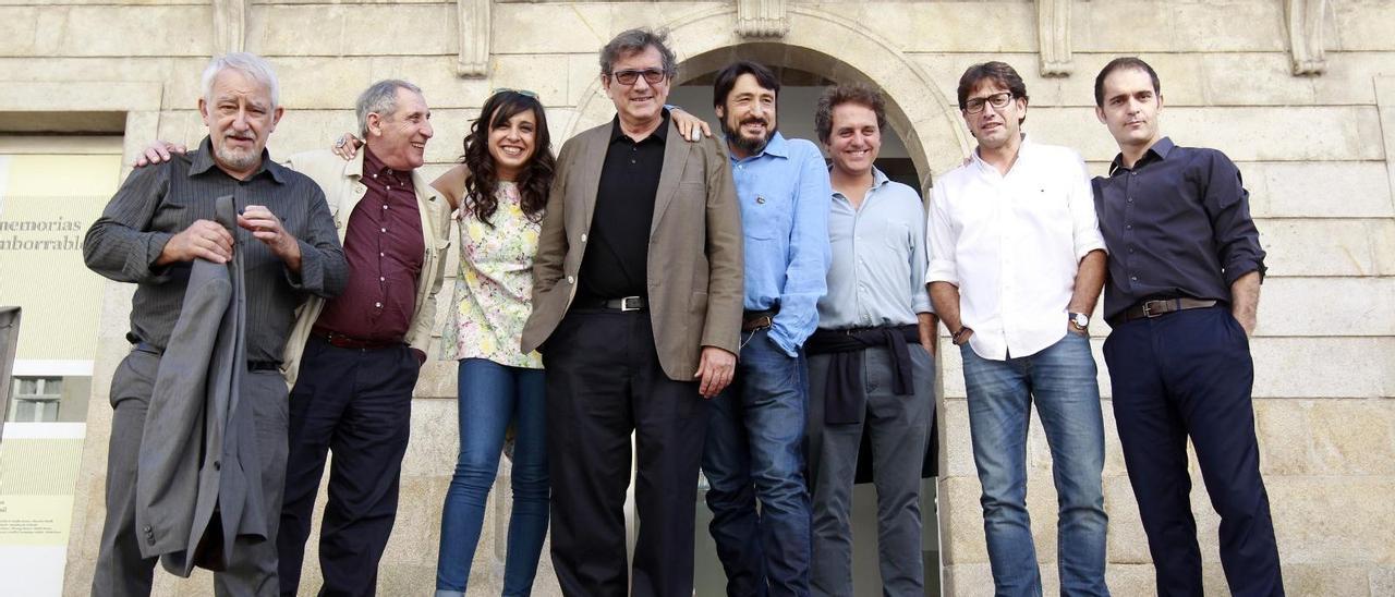 Domingo Villar con Carmelo Gómez frente al MARCO de Vigo. Junto a ellos, Gerardo Herrero, el director que llevó al cine la novela &quot;La playa de los ahogados&quot;, y los actores Fernando Morán,  Celso Bugallo, Déborah Bukush,. Antonio Garrido y Pedro Alonso.