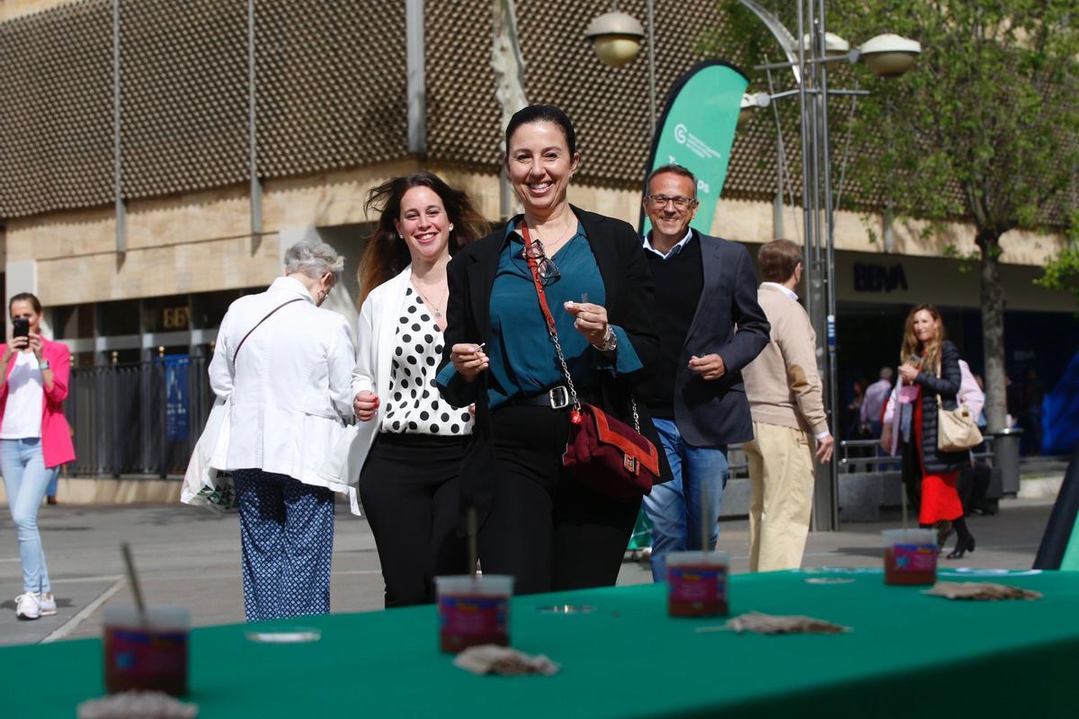 Las autoridades han participado en las pruebas de concienciación planteadas por la AECC de Córdoba.