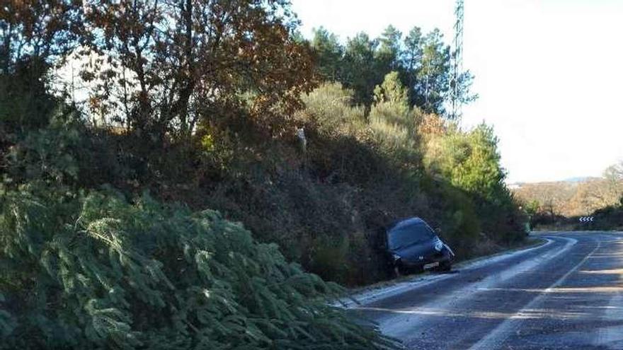 Otro vehículo afectado en la carretera a Rabanales.