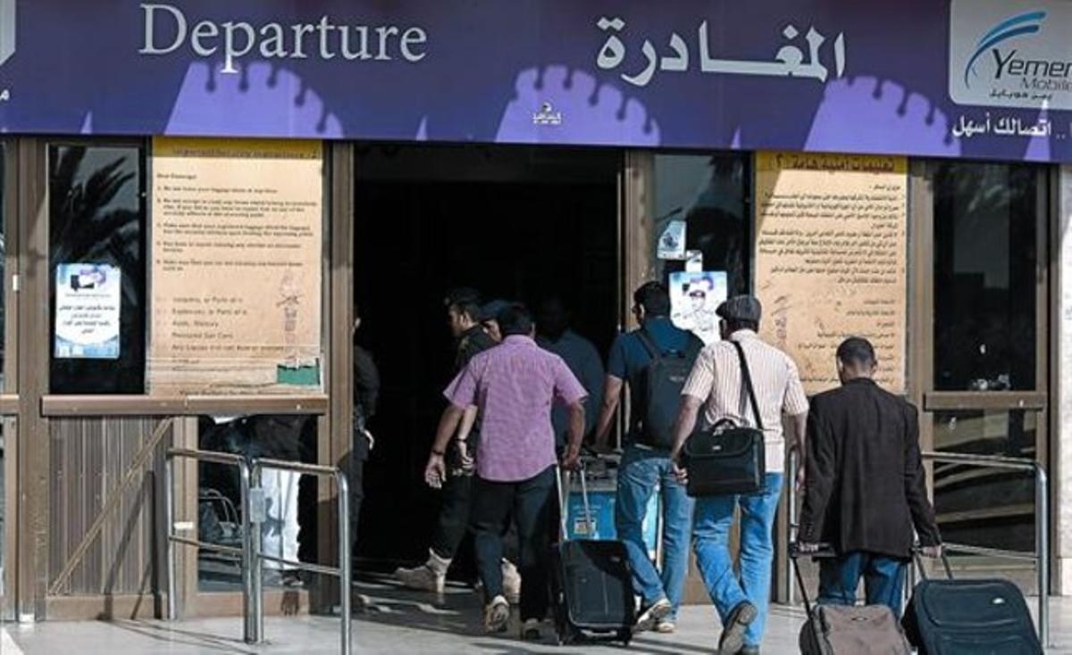 Ciutadans estrangers arriben a l’aeroport de Sanà per abandonar el país, després de declarada l’alerta. Ciutadans estrangers arriben a l’aeroport de Sanà per abandonar el país, després de declarada l’alerta.