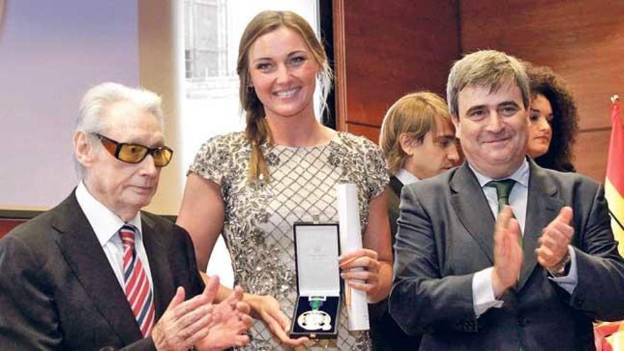 Melani Costa recibió ayer su medalla en Barcelona.