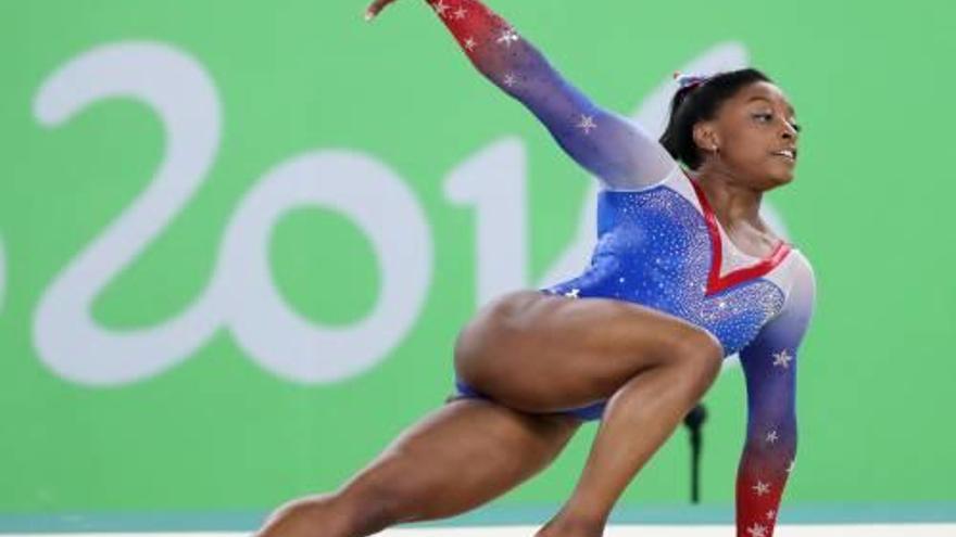 Simone Biles durante su ejercicio.