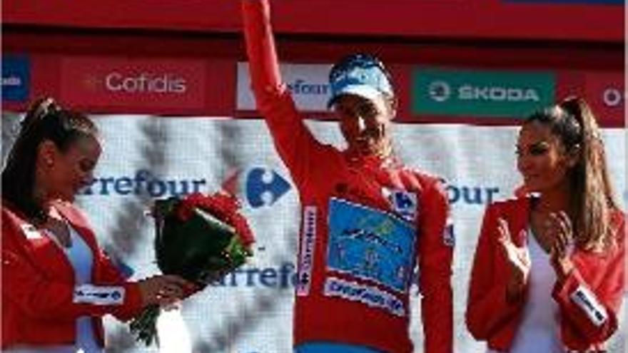 Fabio Aru es va enfundar el jersei vermell de líder de la Vuelta.