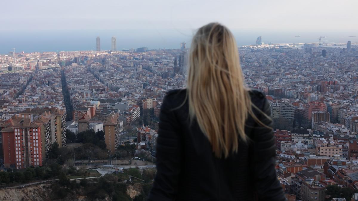 La modelo y presentadora Renata Zanchi, de espaldas,  frente a la ciudad.