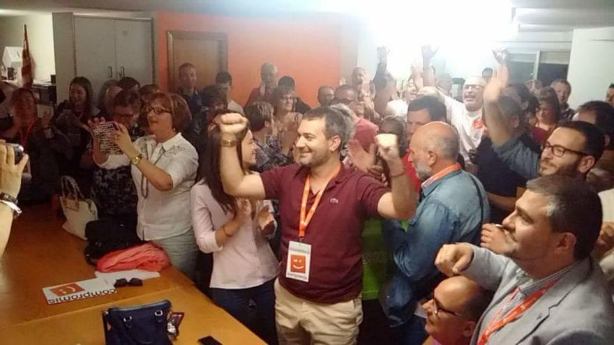 Juan, en el centro, celebra la victoria con su equipo.