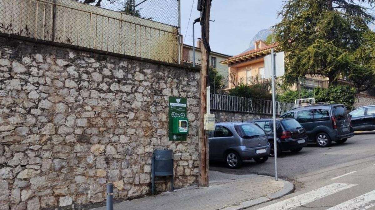 Desfibril·lador a l'exterior de l'Escola Vedruna de Berga