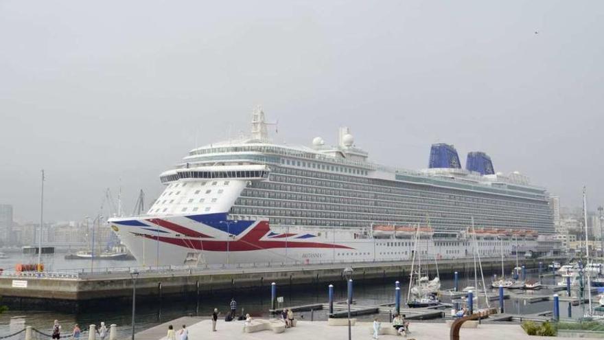 Más de 4.500 pasajeros llegaron ayer en cruceros