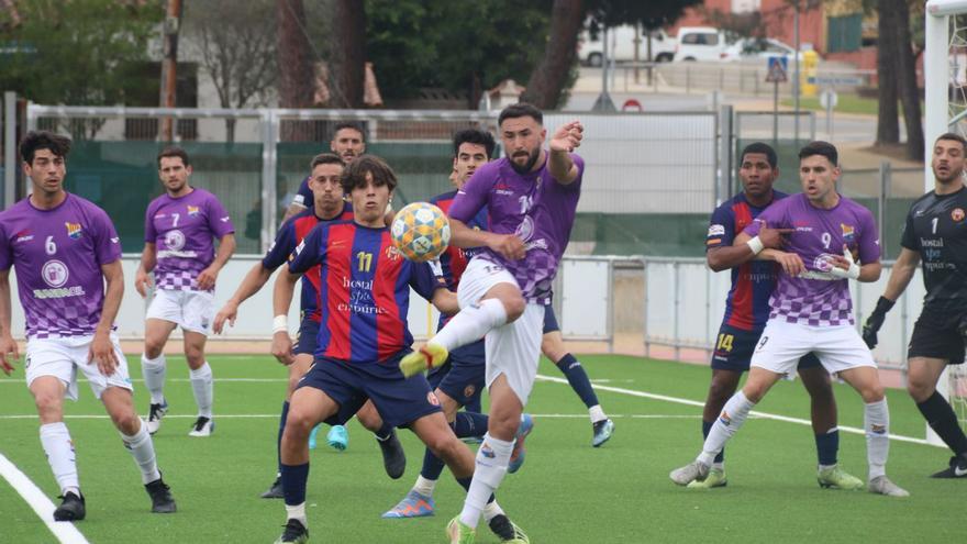 El Figueres va perdre el derbi al camp del campió l’Escala (2-0) per un gol a cada part.  | UEF