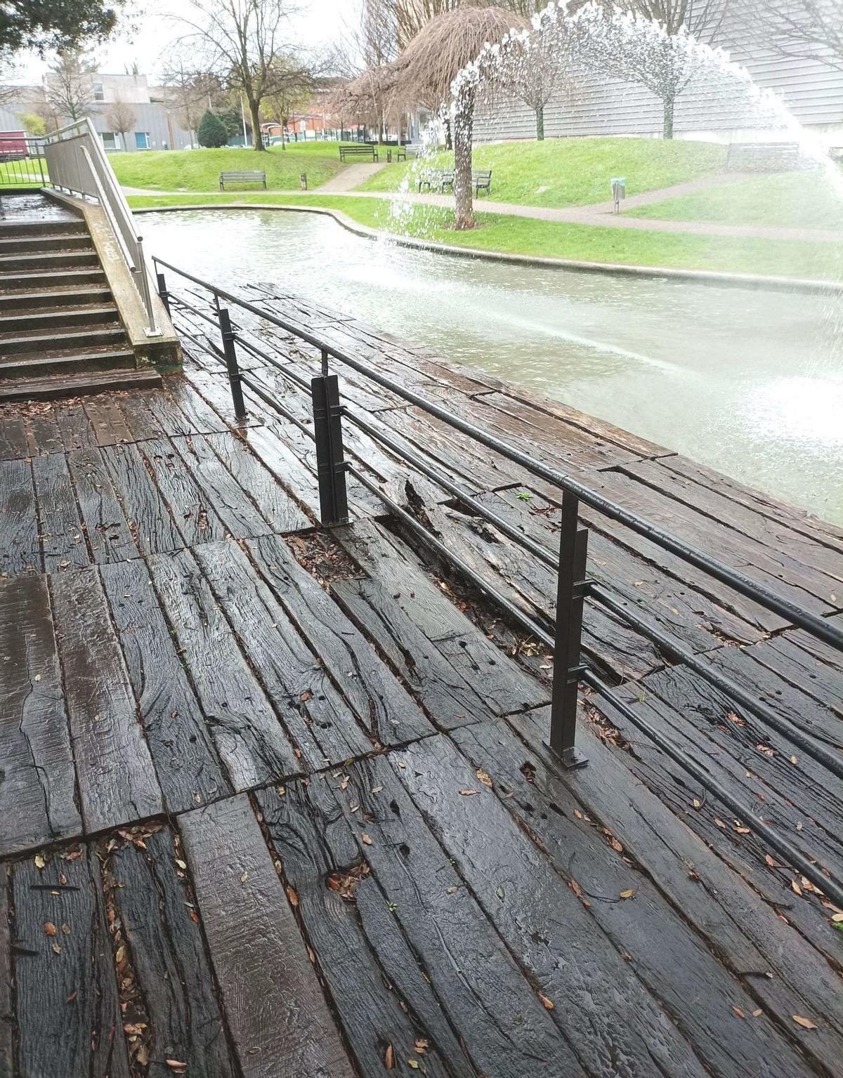 Las traviesas que se van a cambiar en el parque.