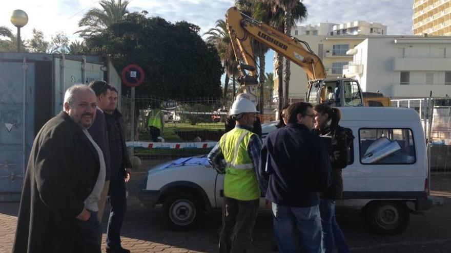 Una representación municipal en las obras.