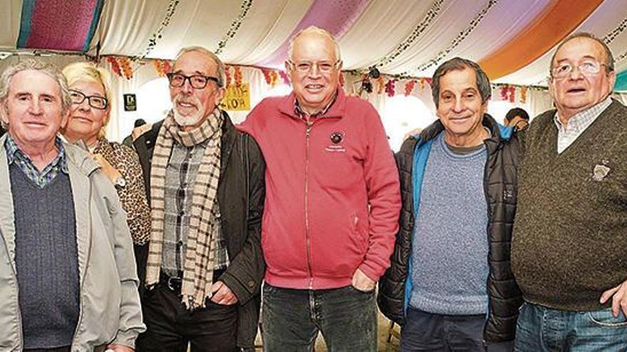 José Ramon Planells, Pep 'Pilot', tercero por la derecha, junto a los miembros de la Asocicación Músico Cultural Retro.