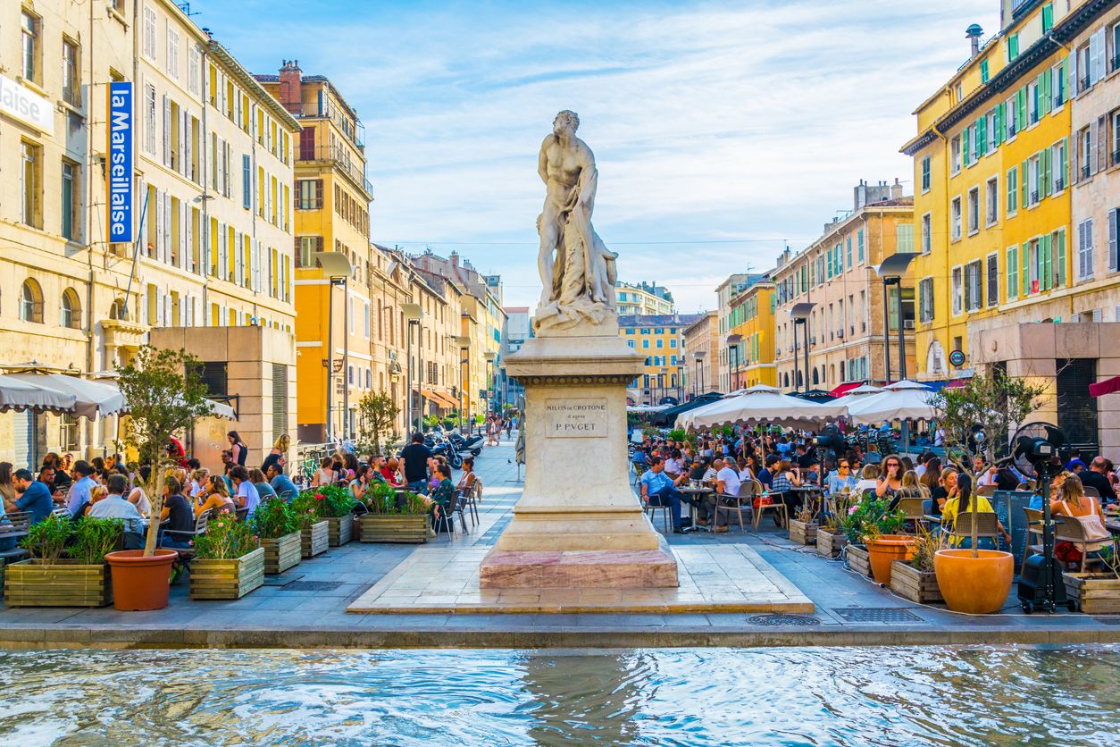 El puerto viejo es hoy una animada marina rodeada de cafés, restaurantes y tiendas de souvenirs.
