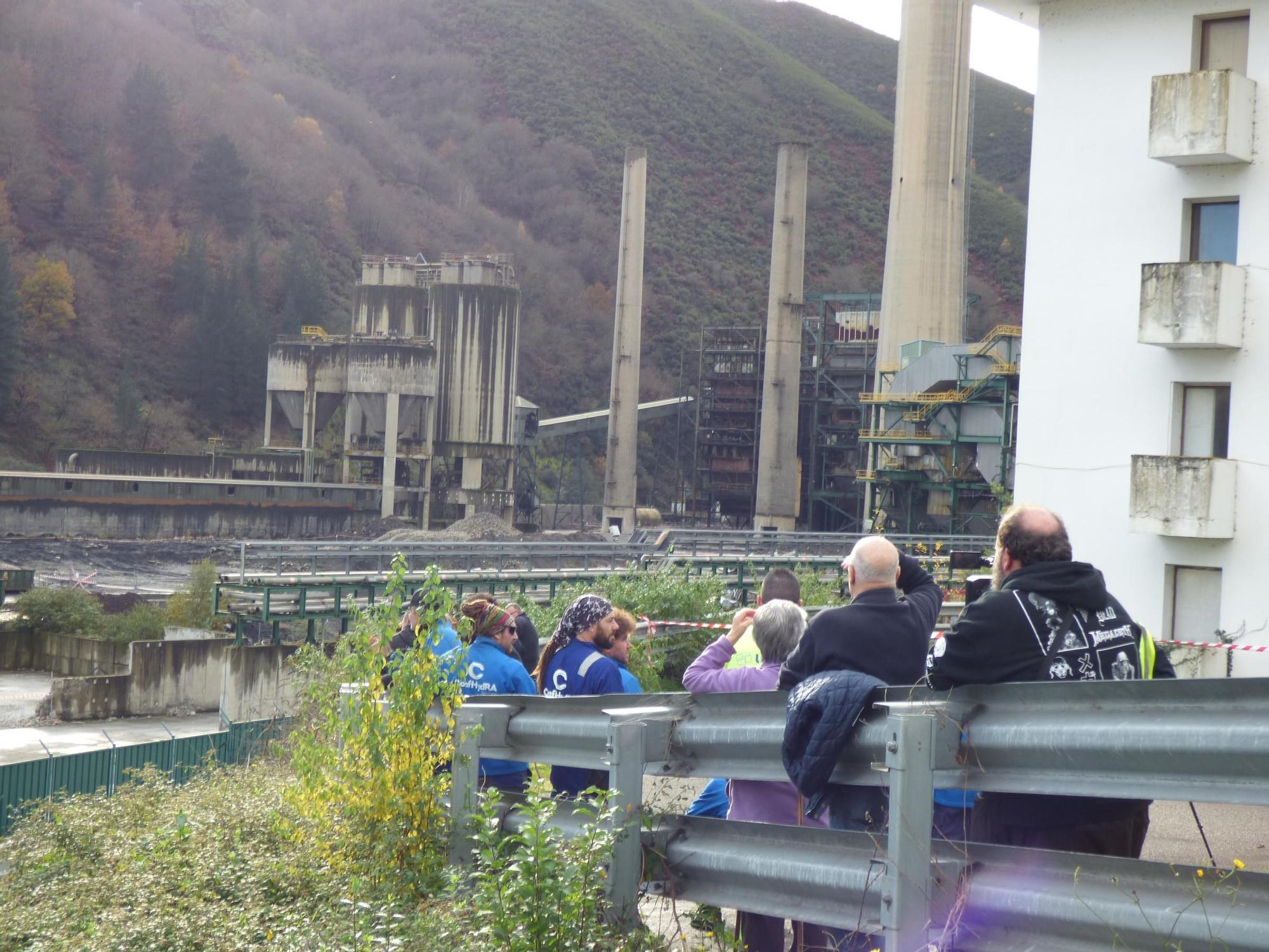 Así fue la demolición de los silos de la central térmica del Narcea.