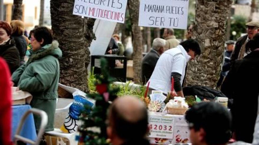 Los colectivos de discapacitados colgaron pancartas denunciando la deuda y los recortes.