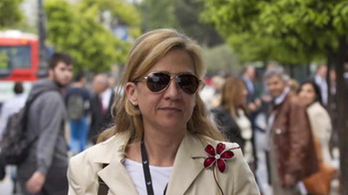 La infanta Cristina al salir de su trabajo en la central de La Caixa, el pasado mayo.