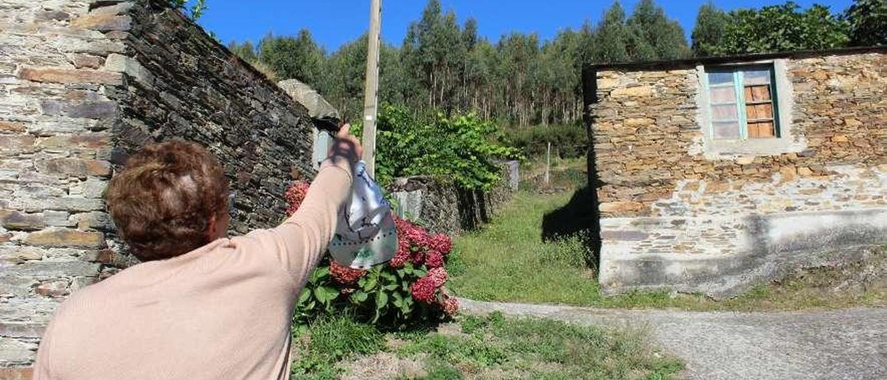 Rosario Sal señala desde su casa de Naraido la zona de monte donde se abrirá la cantera.