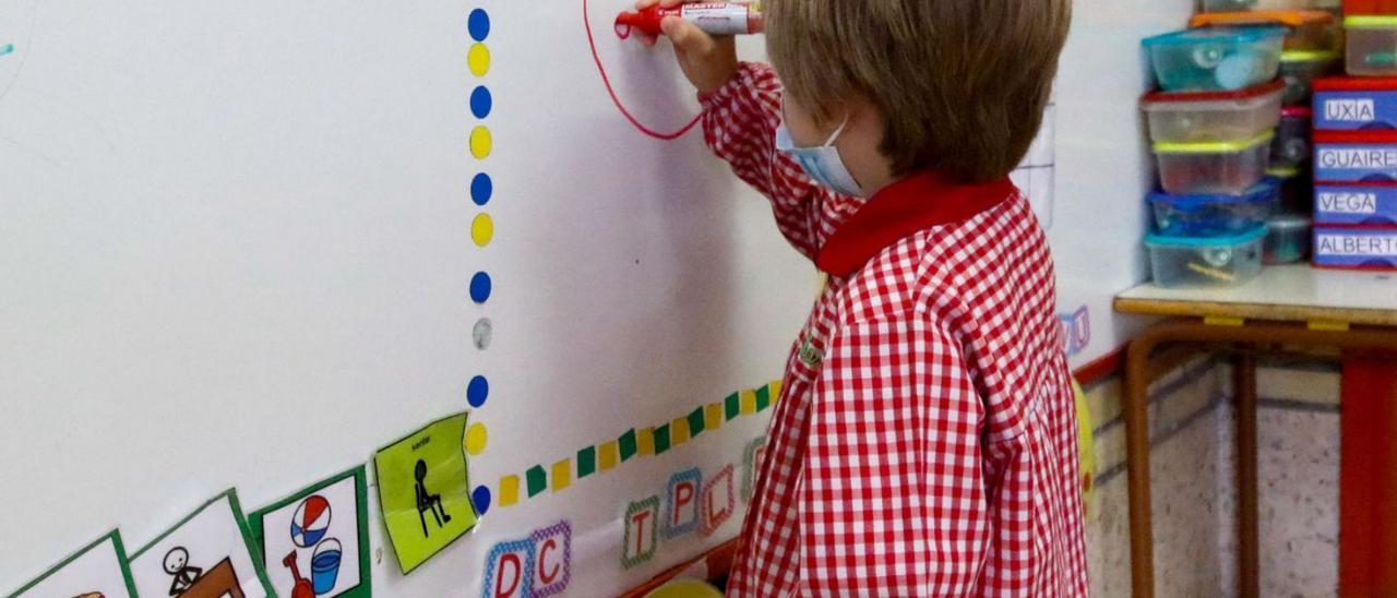 Un niño pinta en una pizarra, en una imagen de la “vuelta al cole” de septiembre pasado. |  // IÑAKI ABELLA