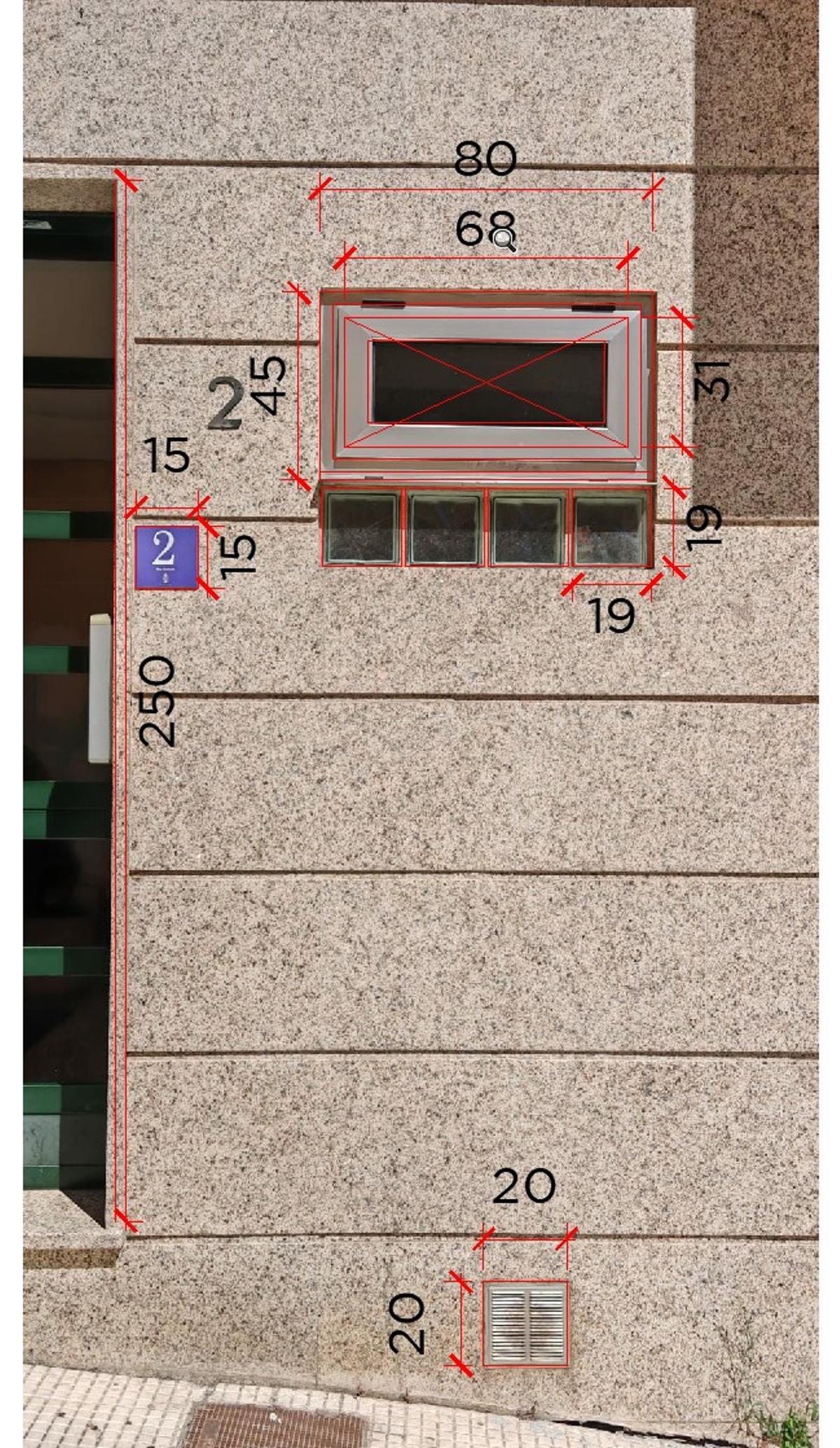 Un montaje sobre la misma ventana con las dimensiones, en centímetros, tanto del hueco total como del espacio libre real para entrar.