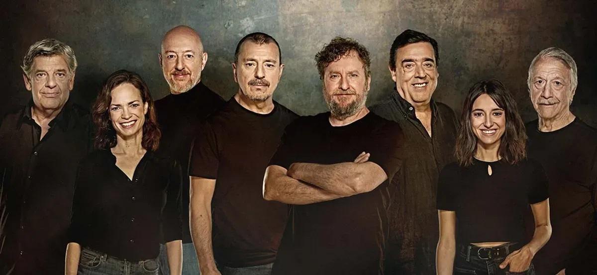 El actor Fernado Cayo (cuarto por la derecho) junto al resto del elenco de actores de la obra 'Los lunes al sol'