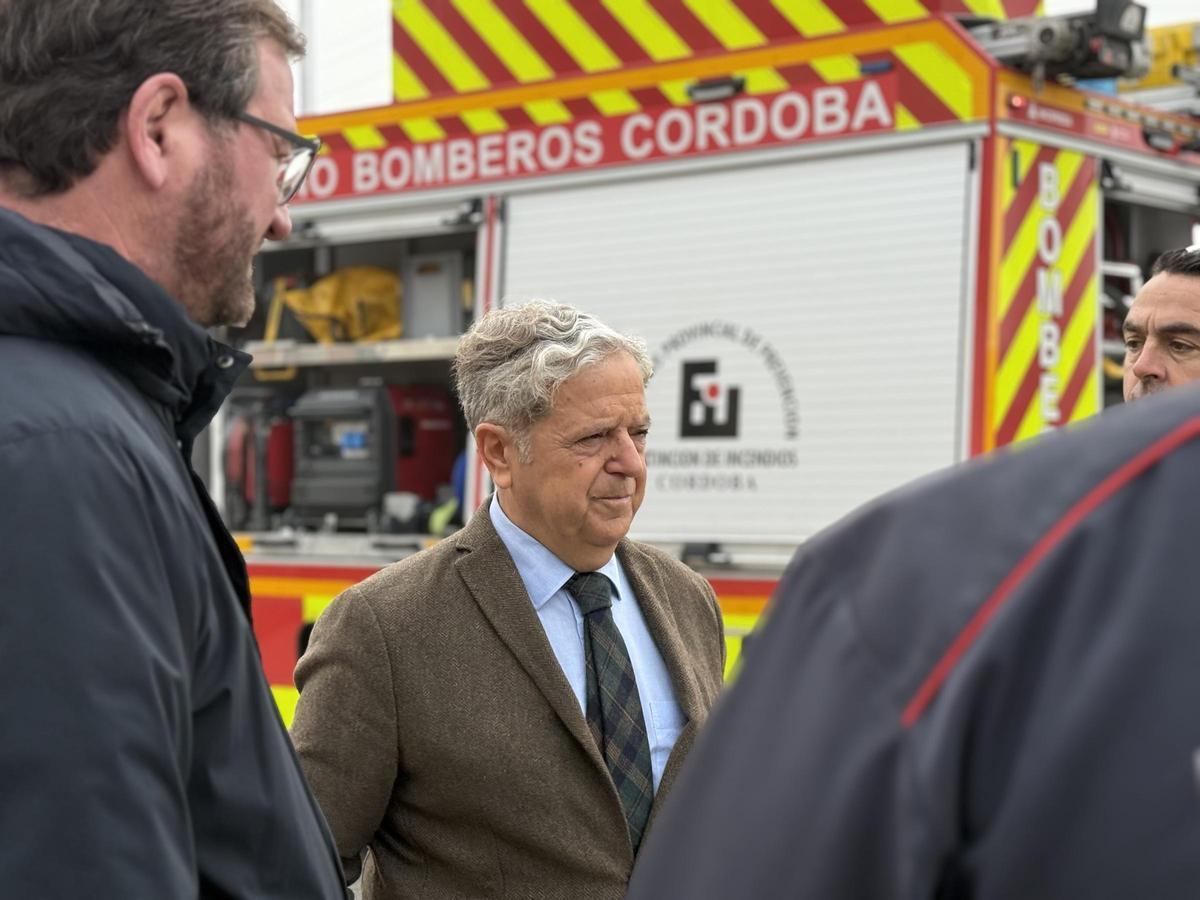 Salvador Fuentes (izquierda) junto a bomberos del Consorcio de la Diputación de Córdoba.