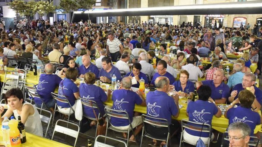 El Sopar de Veïns bate récords y 1.900 comensales abarrotan la plaza Major