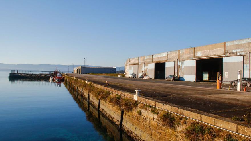 Naves de la concesión de los parquistas al fondo del muelle de O Ramal.   | // IÑAKI ABELLA