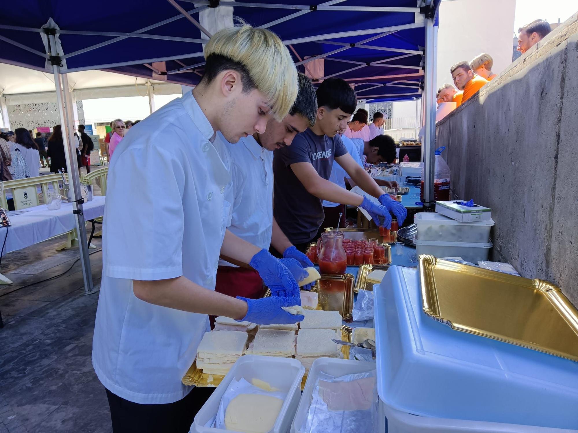 Estudiantes del ciclo de cocina y pastelería del IES Arguineguín preparan canapés para una degustación.