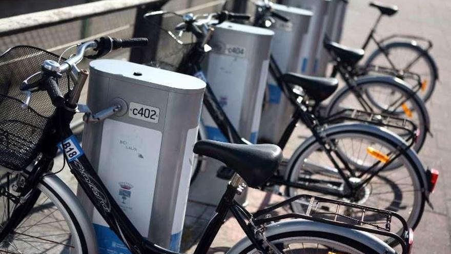 Bicicletas aparcadas en el área del pabellón municipal. // Bernabé/Luismy