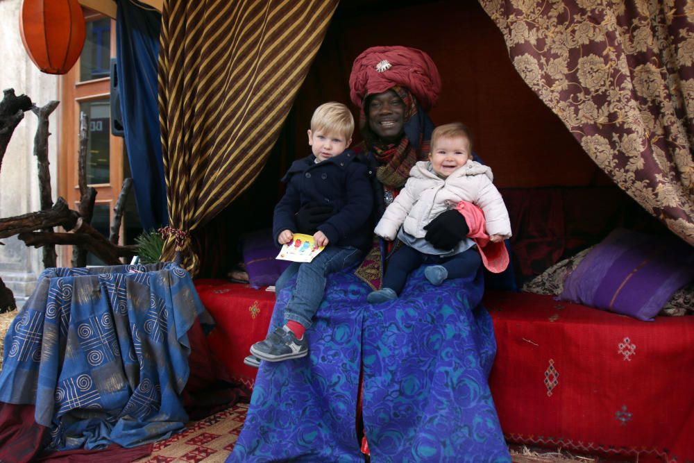 El emisario de SSMM los Reyes Magos sigue recibiendo a los más pequeños de Málaga para que le transmitan sus deseos para la Noche de Reyes.