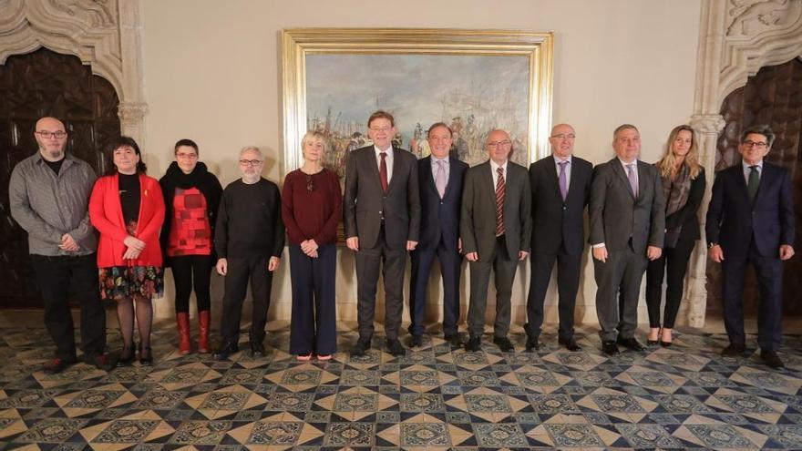 Puig, con los distinguidos con los galardones, ayer, en el Palau de la Generalitat.