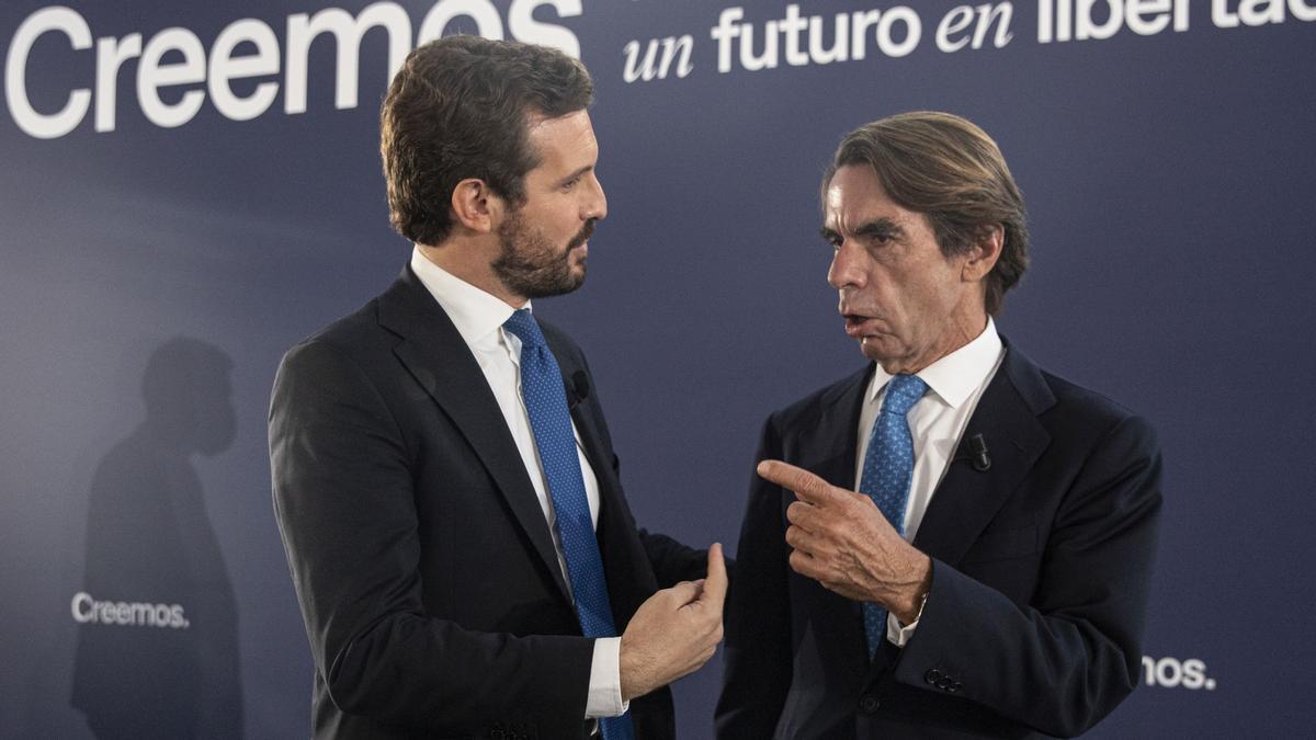 El presidente del PP, Pablo Casado (d), y del expresidente del Gobierno José María Aznar (i), al inicio de la convención sobre 'La fortaleza de las instituciones' en el marco de la Convención Nacional del PP. A 30 de septiembre de 2021, en Sevilla (Andalucía, España). La convención nacional del Partido Popular 'Creemos' se ha trasladado este jueves a Sevilla bajo el título 'Estado de derecho y seguridad' . Intervendrá el expresidente del Gobierno José María Aznar; el presidente del partido, Pablo Casado, y el presidente de la Junta de Andalucía y del PP-A, Juanma Moreno. 30 SEPTIEMBRE 2021 María José López / Europa Press 30/09/2021