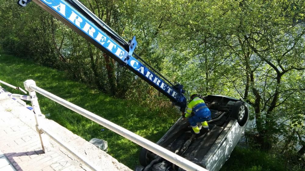 Un coche se empotra contra la valla y cae al río en Sama