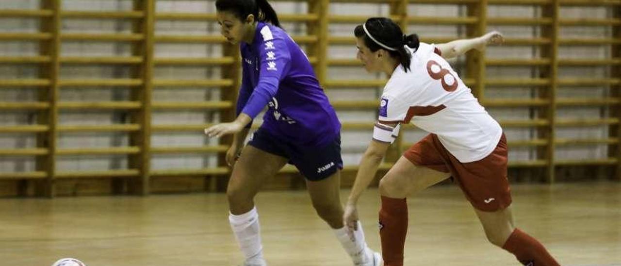 Una acción de uno de los partidos del Gijón Playas femenino.