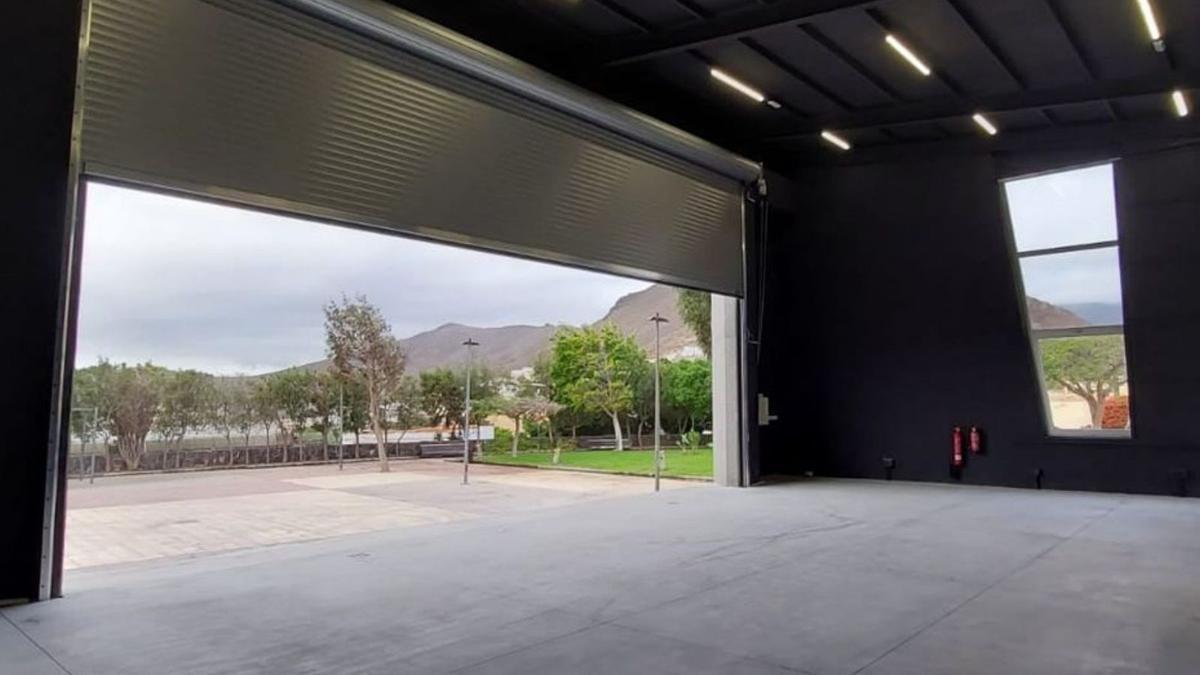 La puerta enrollable, una de las mayores de Canarias, vista desde el escenario. | | LP/DLP