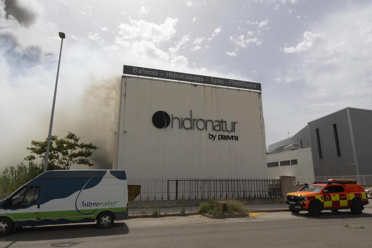 Más de seis dotaciones de bomberos trabajan en la extinción del incendio industrial de Xàtiva