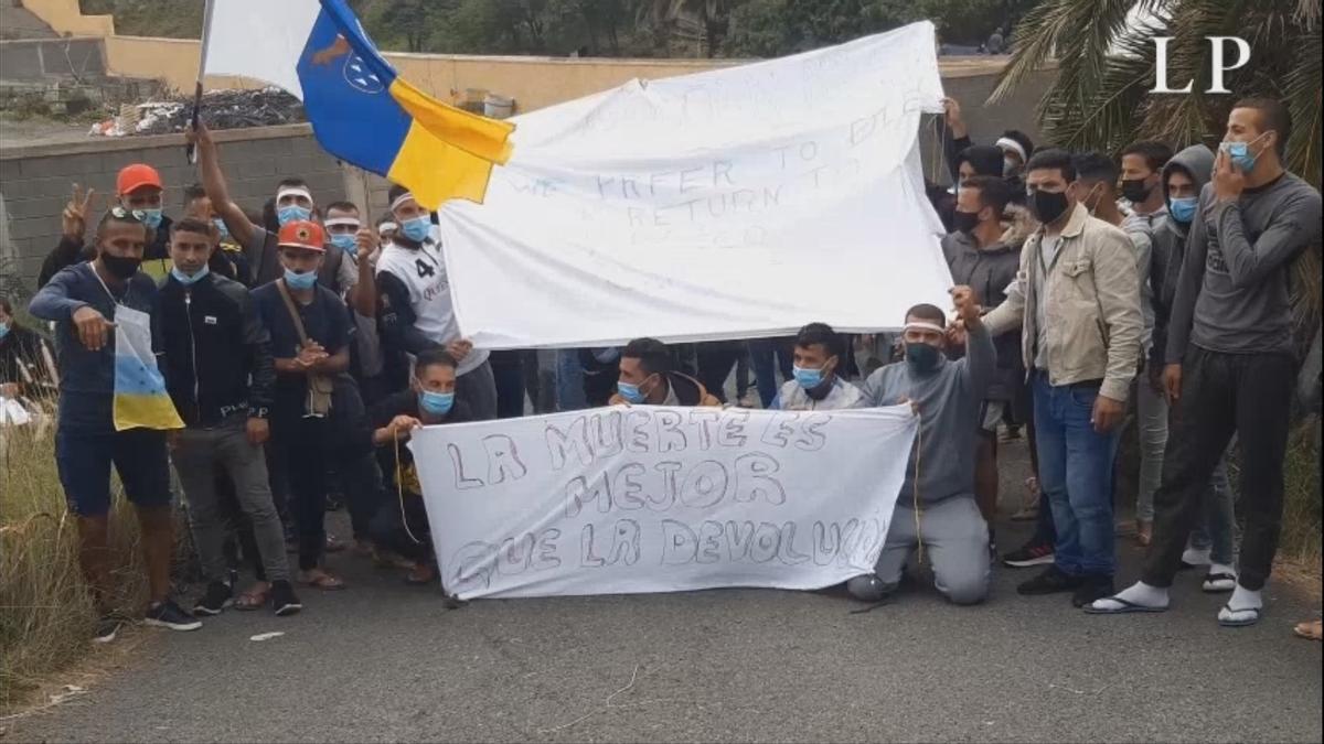 Los migrantes del Colegio León protestan para poder viajar