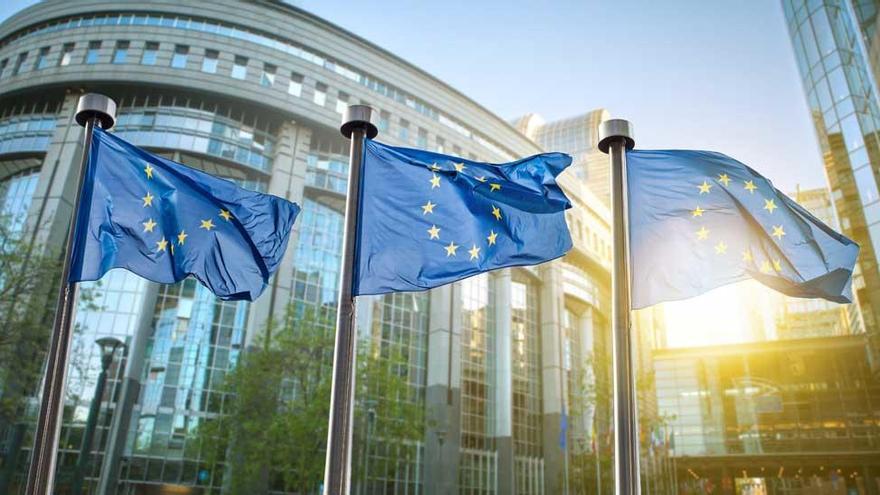Banderas de la UE ante el Parlamento Europeo.