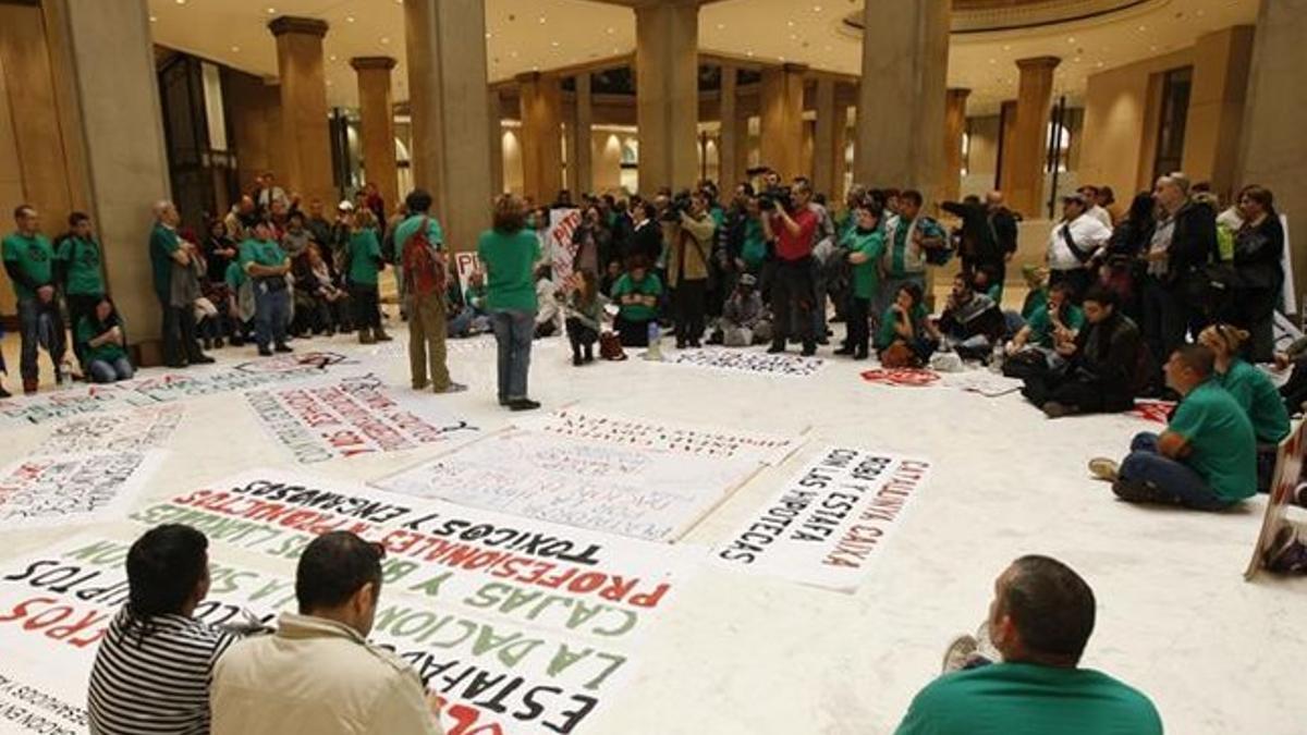 Miembros de la Plataforma de Afectados por la Hipoteca en la sede de Catalunya Caixa.