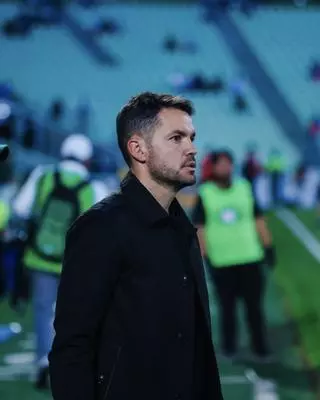 Larcamón, nuevo entrenador del Sporting, viajará este fin de semana a Gijón coincidiendo con el último partido en El Molinón