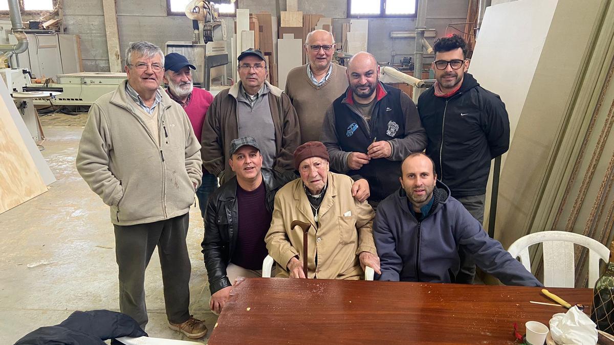 L’amo en Mateu Ferrer &#039;Gallardó&#039; (centro), con los trabajadores de la carpintería de su nieto.