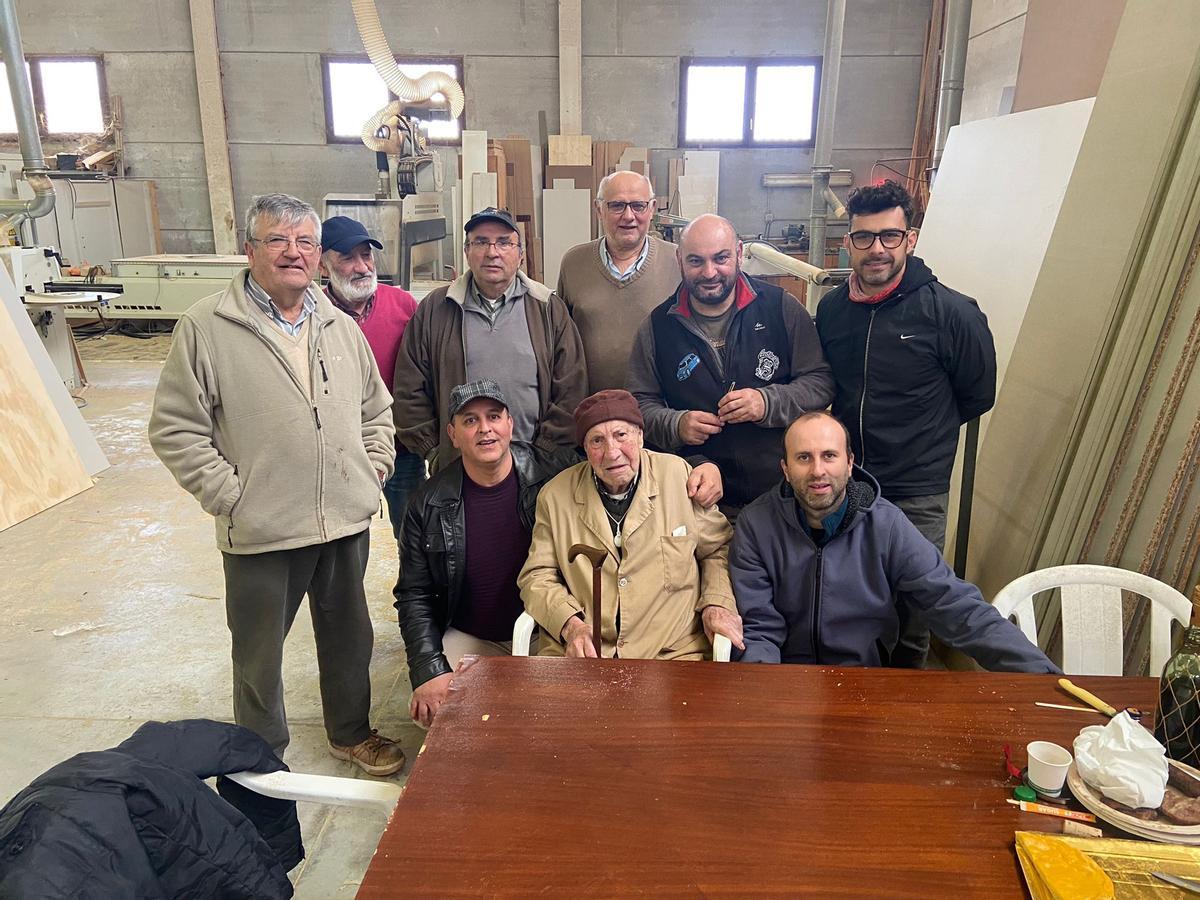 L’amo en Mateu Ferrer 'Gallardó' (centro), con los trabajadores de la carpintería de su nieto.