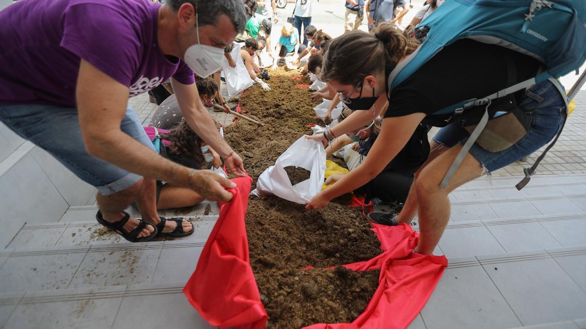 Esparcen 150 kilos de estiércol a la entrada de Frontex en Gran Canaria