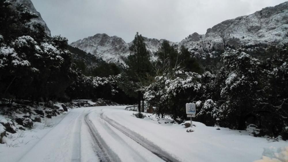 Schnee im Mallorca-Gebirge verursacht Staus