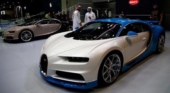 Los visitantes inspeccionan Bugatti Divo en el Salón Internacional del Automóvil de Dubái en Dubai, Emiratos Árabes Unidos. El salón del automóvil de Dubái tendrá lugar del 12 al 16 de noviembre. (Emiratos Árabes Unidos).