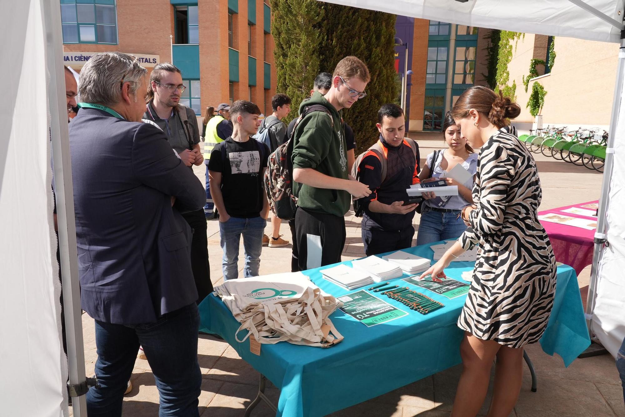 Más de mil universitarios aspiran a un empleo en la industria 5.0 de Castellón. Así ha sido la Feria de Empresas de la UJI.