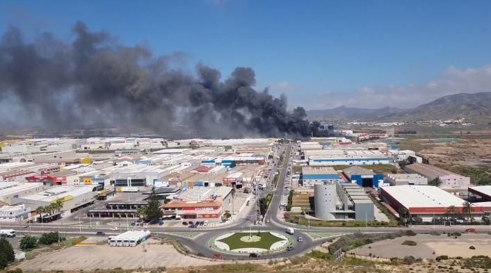 El fuego arrasa el Upper del polígono Cabezo Beaza de Cartagena