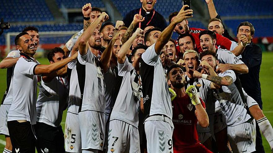 El CD Castellón celebró el ascenso en el último partido ante el Cornellà.