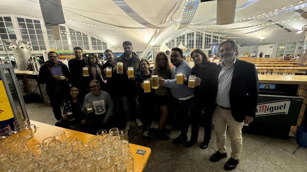 Los concejales, este viernes, en la plaza de abastos.