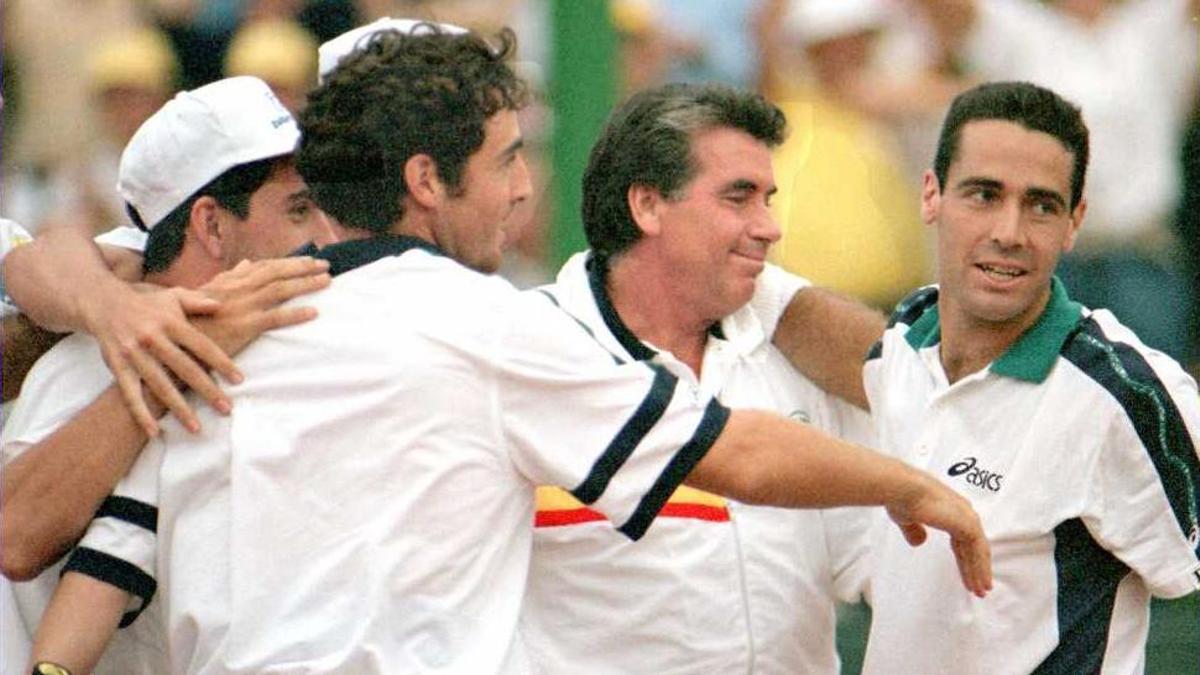Manolo Santana, con el equipo español de la Copa David en 1996.